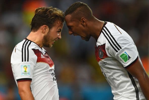 Mario Goetze y Jerome Boateng celebran el gol que le dio la Copa del Mundo a la selección de Alemania.