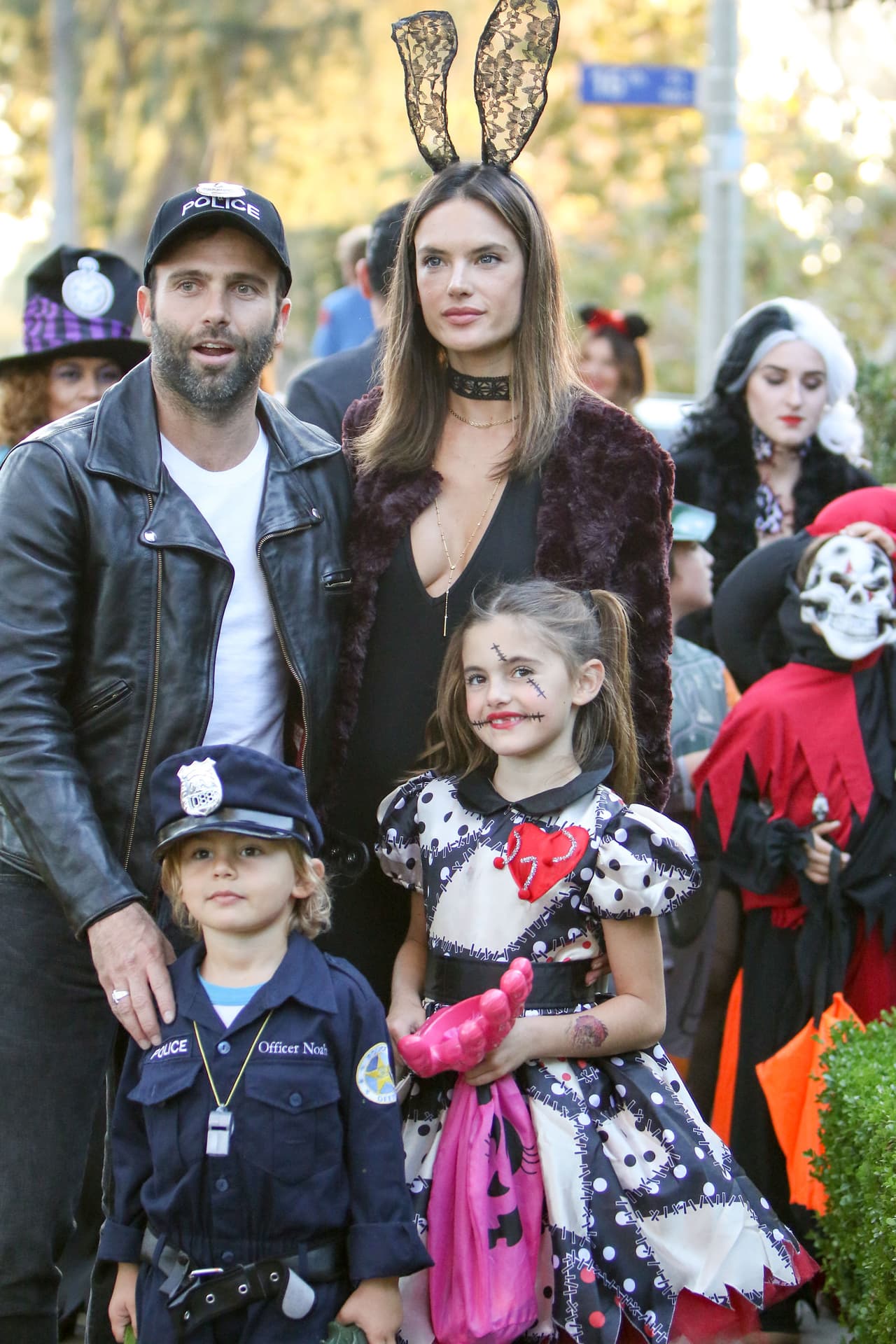 Los hijito de Ale se disfrazó de policía.