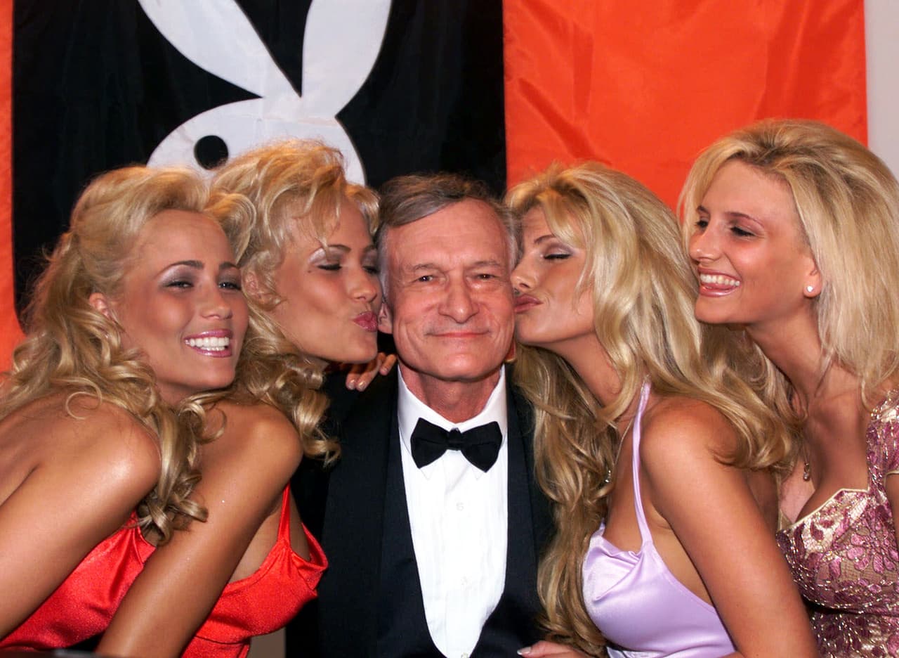 El 27 de septiembre de 2017, 
<b>Hugh Hefner</b> fundador de la revista para caballeros, murió a los 91 años, informó la compañía Playboy Enterprises en un comunicado. El magnate
<b> </b>falleció por causas naturales, "rodeado por sus seres queridos" en la legendaria mansión.
<br>
