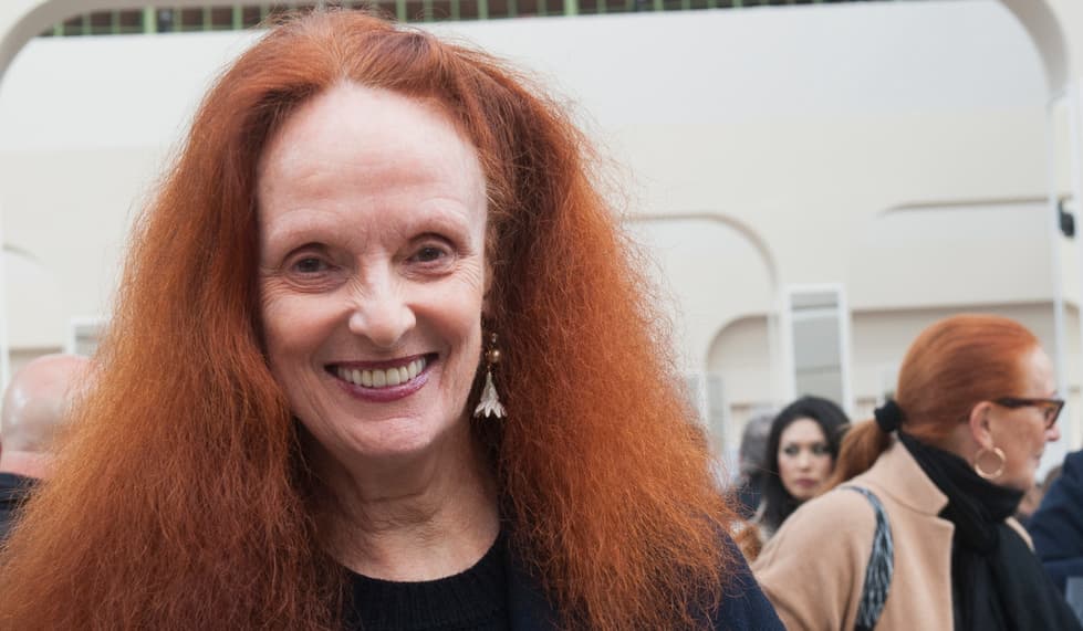 <b>Base de maquillaje.</b> Jamás la apliques sin haberte puesto un hidratante; si es fluido, mejor. Las bases espesas hacen que arrugas y líneas de expresión se marquen aún más. Aplícala la
<a href="https://www.esteelauder.com/product/631/22830/Product-Catalog/Makeup/Double-Wear/Stay-in-Place-Makeup">base ligera</a> en zonas problemáticas –manchas, rojeces– y luego fúndelas. Con la edad la piel va perdiendo su color, por lo que busca un tono que te ha sentir cómoda. Puedes sustituir la base por un buen
<a href="http://www.sephora.com/pure-radiant-tinted-moisturizer-spf-30-pa-P302923">humectante con color</a>.
<br>