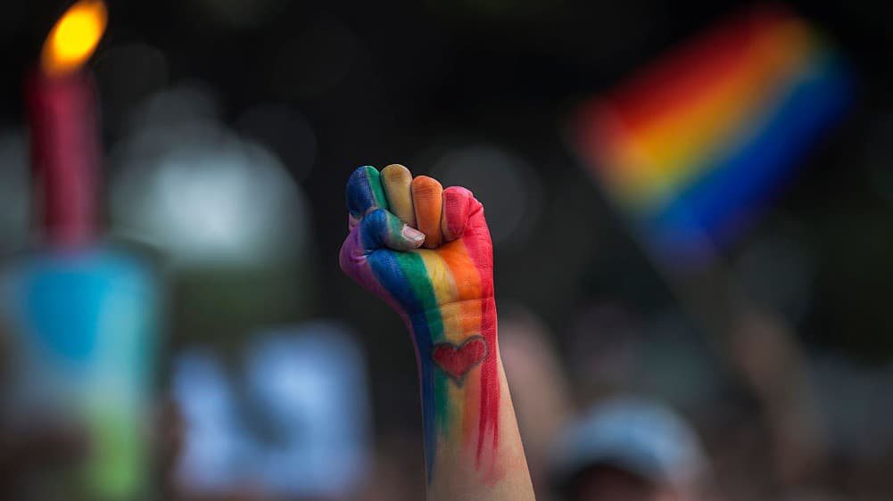 Este lunes 12 de junio se cumplen 7 años del tiroteo que cobró la vida de 49 personas y 53 resultaron heridas en la discoteca gay Pulse en Orlando, Florida, la segunda balacera con más muertes en la historia de Estados Unidos. 
<a href="https://www.univision.com/noticias/masacre-en-orlando/como-la-masacre-de-pulse-fortalecio-a-la-comunidad-lgbt-hispana-de-orlando" target="_blank">El 90% de las víctimas eran hispanas.</a>