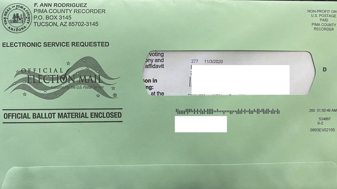 Esta es una boleta electoral del condado 
<b>Pima</b> sin abrir. En el sobre incluyen diferentes documentos, incluida la boleta electoral.