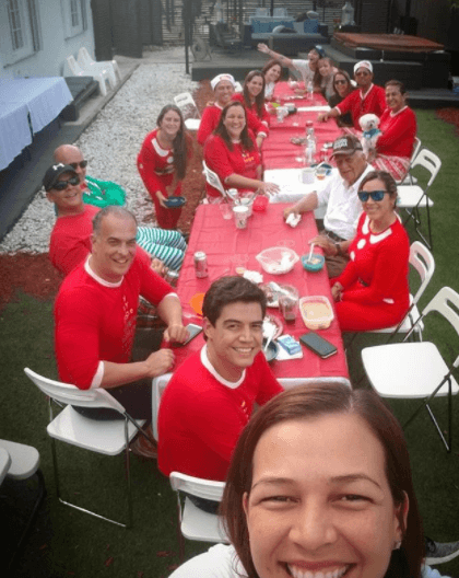 "Agradecido por poder compartir con gente que solo tiene amor para dar, que me devuelven la fe y me llenan de energia para ir con todo en este 2018", escribió junto a la selfie navideña.