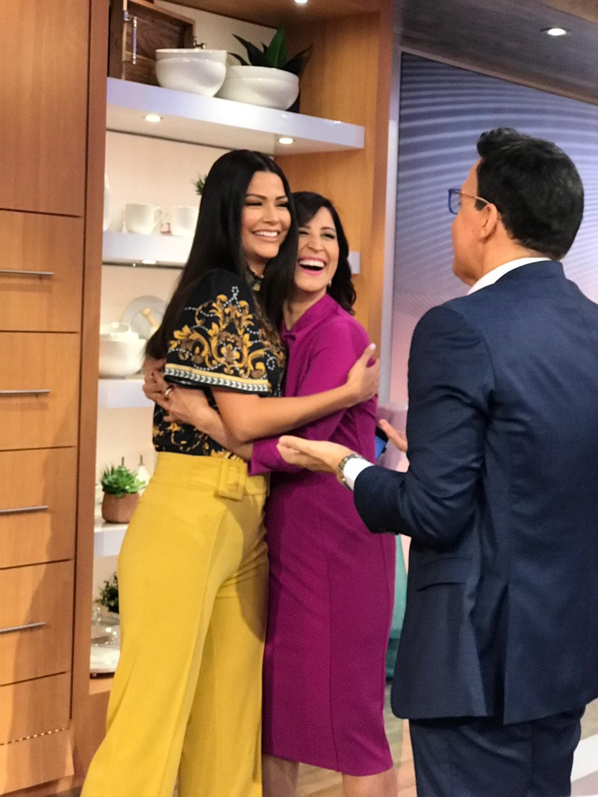 Nuestros conductores la hicieron sentir como en casa. Los besos y los abrazos por los integrantes de la familia no pararon.