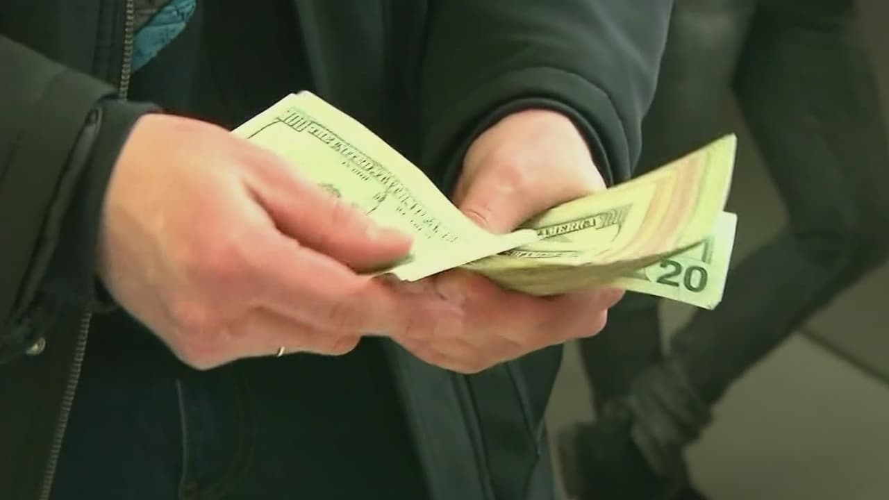 Índice de confianza del consumidor en Estados Unidos cae a su nivel más bajo en más de una década