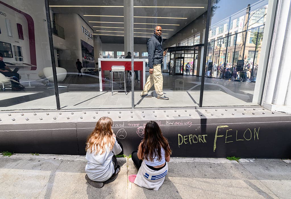 En San Francisco, menores expresaron sus mensajes contra las medidas de Elon Musk través de los dibujos con tiza.