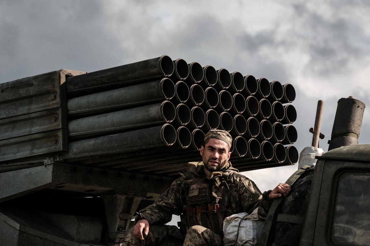 Con armas propias, como el sistema BM21-Grad, y con equipos cedidos por países occidentales, 
<a href="https://www.univision.com/noticias/mundo/ucrania-avance-retiro-rusia-jarkiv">el ejército ucraniano ha logrado en las últimas semanas importantes avances en el norte de la región de Jersón (sur)</a> y ha recuperado casi toda la región de Járkov (noreste). "Ahora es oficial. Comenzó la desocupación de la región de Lugansk. Varias localidades ya han sido liberadas del ejército ruso y las fuerzas armadas ucranianas están izando allí la bandera ucraniana", declaró el gobernador ucraniano de la región, Serguéi Gaidai, en Telegram.
<br>