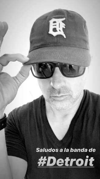Como regularmente lo hace, Carlos compartió en Instagram más de sus graciosas 'stories', esta vez con "saludos a la banda de Detroit".
