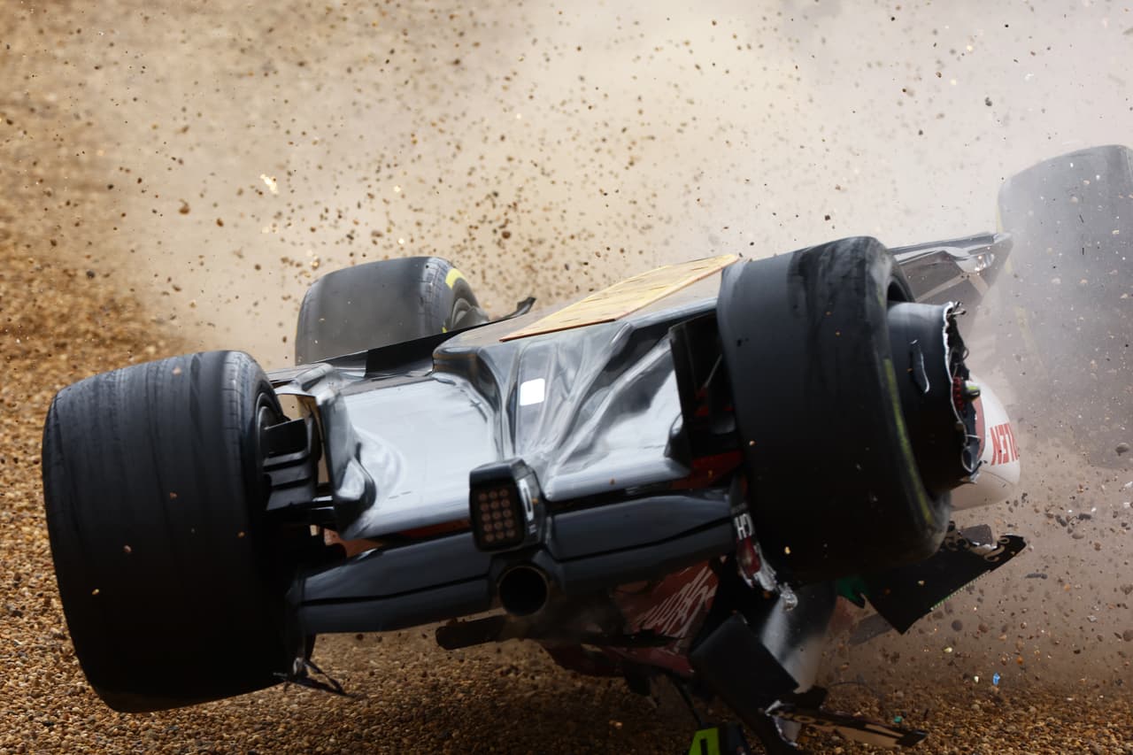 El GP de Gran Bretaña se vio interrumpido poco después de darse la salida a causa de un accidente que afectó a varios pilotos.