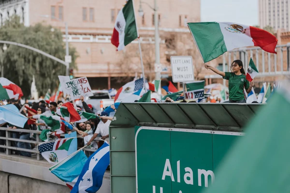 Manifestantes se reúnen en la Ruta 101 de EE. UU. en el centro de Los Ángeles en apoyo a la marcha “Día sin inmigrantes” el 3 de febrero de 2025. Foto de JW Hendricks para CalMatters