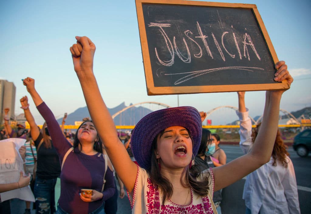 Tras el hallazgo de cuerpo 
<a href="https://www.univision.com/noticias/america-latina/muerte-debanhi-escobar-protestas-mexico-feminicidios-fotos">se han sucedido protestas en varias ciudades mexicanas</a> que exigen justicia para la joven, a pesar de que la fiscalía inicialmente dijo que podría tratarse de un accidente, algo que su familia descarta, así como organizaciones y manifestantes.