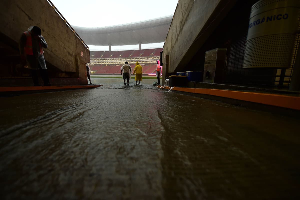 Inundación en el Estadio Akron de Guadalajara a pocos minutos de la hora oficial del juego entre Chivas y Cruz Azul por la jornada 2 del Apertura 2018 de la Liga MX.