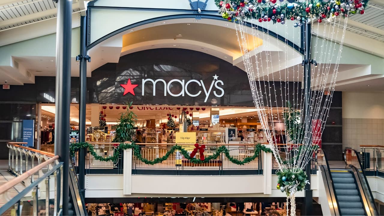 Actualmente,
<b>Macy’s opera 37 tiendas en el estado de la Estrella Solitaria</b>, ubicadas en ciudades como Allen, Corpus Christi, Flower Mound, Garland, Hurst, Mesquite, Southlake, Arlington, Dallas, Fort Worth, Grapevine, Irving, Pearland, Sugar Land, Austin, El Paso, Friendswood, Houston, Laredo, Plano y The Woodlands.
<b>No han anunciado todavía cuáles de estas podrían cerrar sus puertas.</b>