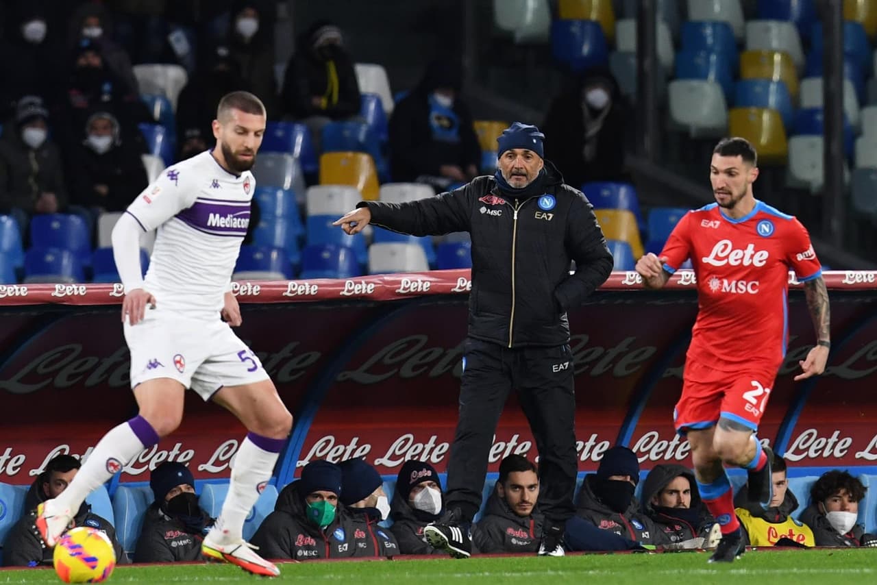 Napoli cae 5-2 ante la Fiorentina en tiempos extra y con 9 hombres, durante Octavos de Final y queda fuera de la Coppa Italia. Dries Mertens y Andrea Petagna fueron los que dieron goles a los locales, mientras que para la Fiore descontaron Vlahovic, Biraghi, Venuti, Piatek y Maleh. EL mexicano Hirving Lozano llevaba 20 minutos en cancha cuando propinó tremendo planchazo y salió expulsado.