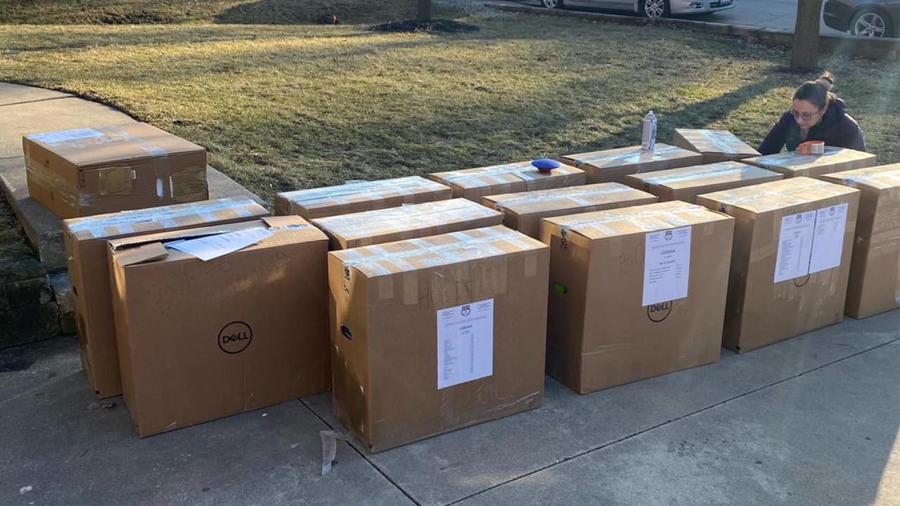 Los paquetes contienen desde soluciones intravenosas, equipo para sutura y hasta uniformes médicos.