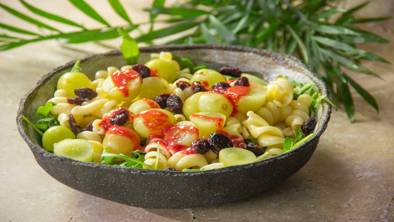 Ensalada de pasta con uvas y vinagreta de frambuesa