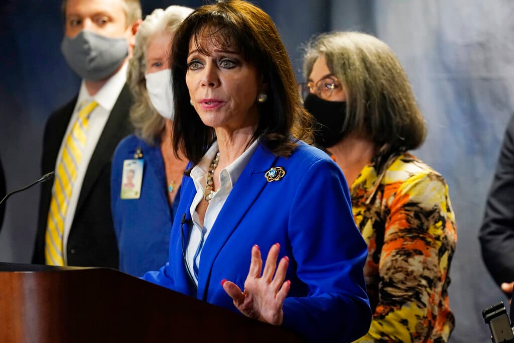 La fiscal estatal Katherine Fernandez Rundle junto a la alcaldesa de Miami-Dade, Daniella Levina Cava, al dar a conocer la detención de tres personas el miércoles 8 de septiembre de 2021 en Miami por fraude a las víctimas de la torre de Surfside.