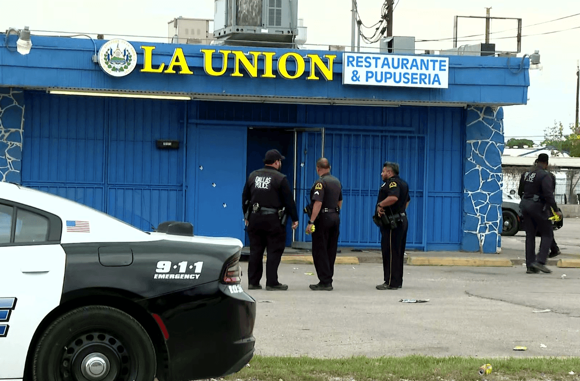 En este local de pupusas, Guenser estaba almorzando con sus primos a las 7:00 a.m. del domingo.
