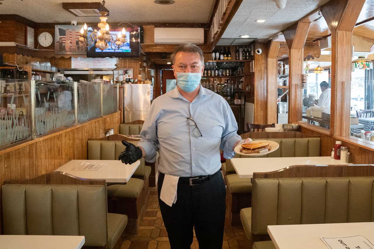 Otro grupo importante en la ciudad que será beneficiado son los dueños de restaurantes, donde los propietarios de establecimientos individuales podrán solicitar ayuda de hasta 5 millones de dólares. Dinero muy conveniente para los gastos correspondientes de nómina, hipoteca y alquiler, vacaciones pagadas, los equipos de protección individual, así como suministros.