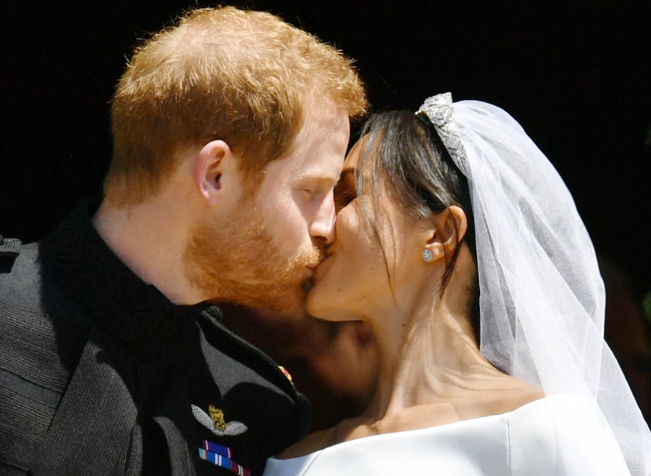 Con este beso, el príncipe Harry y Meghan Markle sellaron su amor tras haberse convertido en marido y mujer.