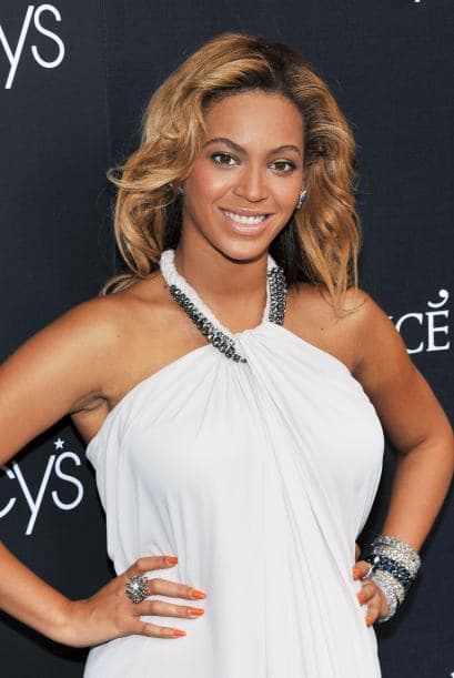 BEYONCÉ- La hermosa Beyoncé antes de convertirse en una cantante profesional tuvo que trabajar barriendo el cabello en el salón de belleza de su madre.