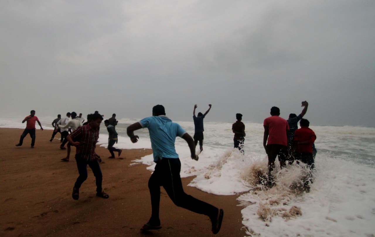 Algunos residentes de Puri se acercaron a la playa horas antes de que Fani tocara tierra el viernes en la mañana.