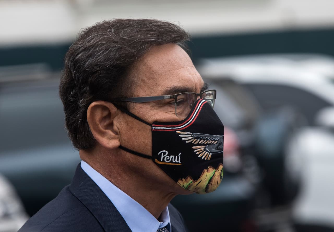 El Congreso de Perú destituye al presidente Martín Vizcarra, en medio de denuncias de corrupción