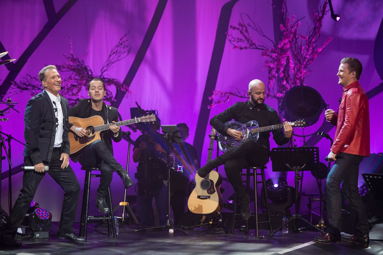 Uno de los invitados que le significó a Emmanuel una gran emoción fue su hijo Alexander Acha con quien ha compartido su carrera músical; esta vez con 'Es mi mujer'. El concierto contó con la dirección y producción musical de Auro Baqueiro.