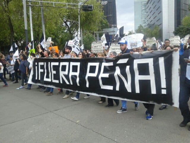 Una gran manta con la leyenda "Fuera Peña".