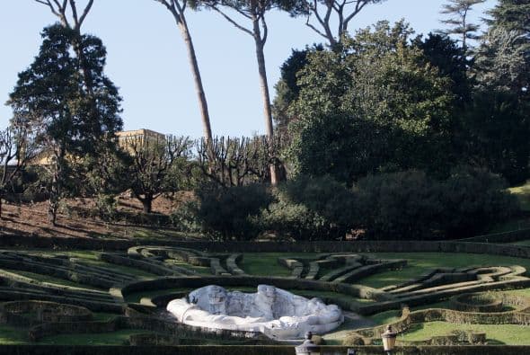 Benedicto es amante de la naturaleza, conocido por su apego a la protección del medio ambiente y sus frecuentes paseos por los jardines del Vaticano.