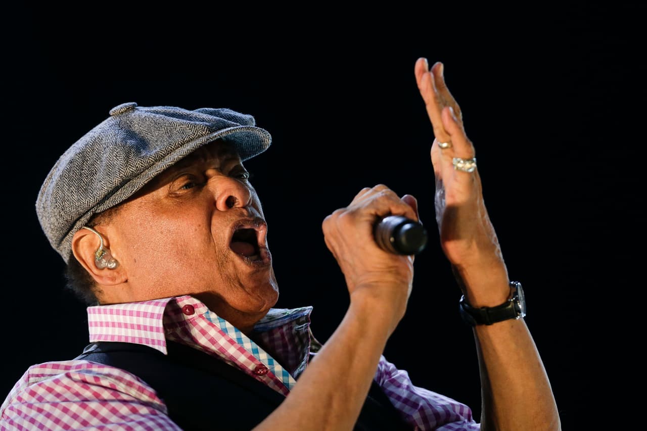 Al Jarreau, cantante que trascendió géneros durante su carrera de medio siglo y conquistó varios GRAMMY, falleció en un hospital de Los Ángeles, California, por insuficiencia respitaratoria, el 12 de febrero de 2017, pocos días después de anunciar que ya no haría más giras debido a fatiga. (AP Foto/Felipe Dana, Archivo).