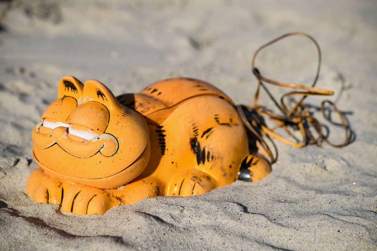 En Plouarzel, en el oeste de Francia, estos teléfonos de plástico de 'Garfield' aparecieron durante más de 30 años en las playas. Ahora se resolvió el misterio.