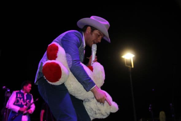 El Dasa revolucionó Phoenix con su voz y carisma, enloqueciendo a miles de fans que los esperaban ansiosas. El chulo causó furor con sus movimientos sexy y desafió seguridad para acercarse y bailar con sus consentidas.