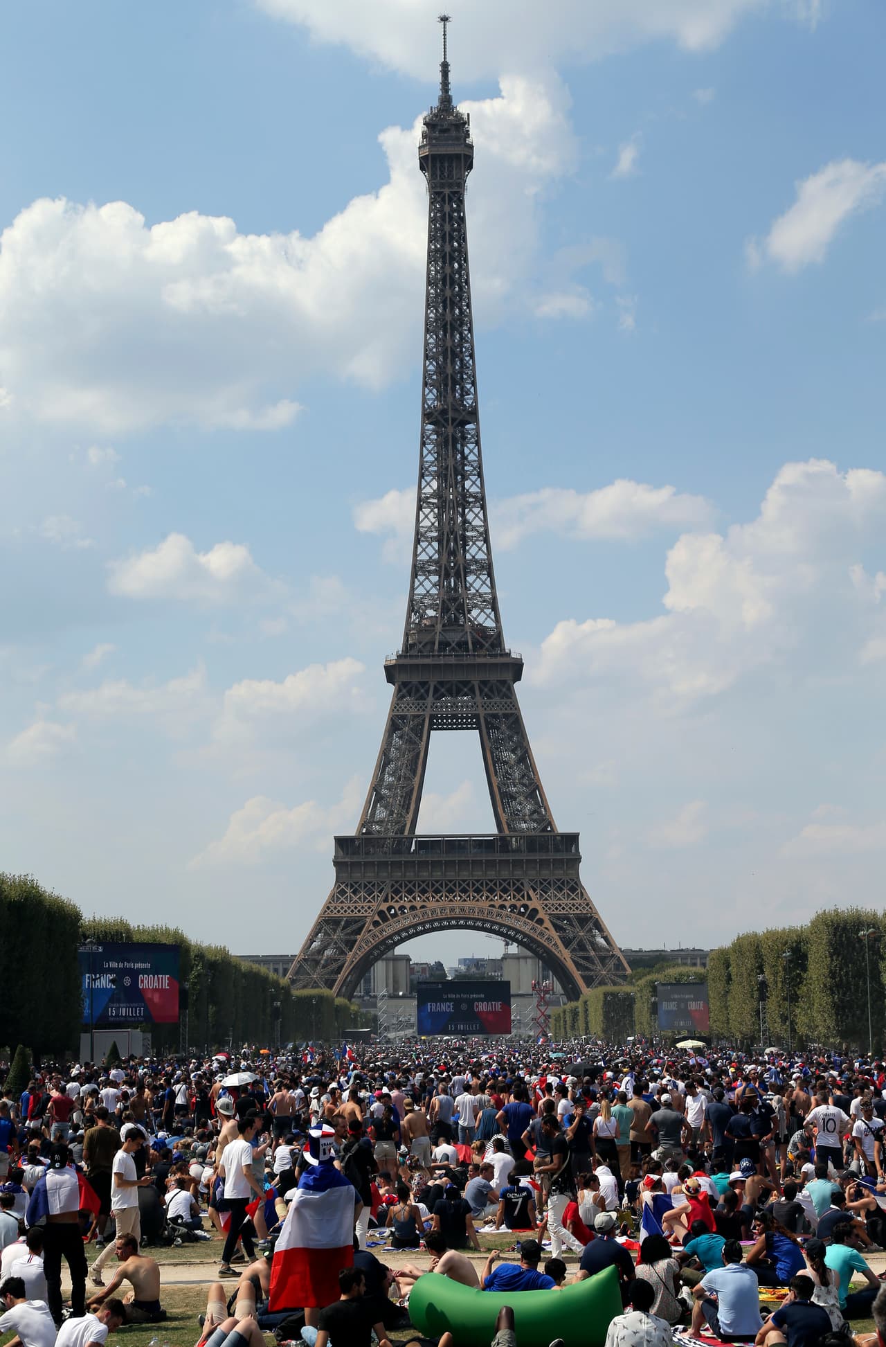 La final del Mundial de fútbol FIFA 2018, en el que Francia fue campeón, se celebró en la Torre Eiffel. Aquí, se ve a los fanáticos en el Champ de Mars listos para ver el partido Francia-Croacia, el domingo 15 de julio de 2018. Hoy la Torre Eiffel permanece prácticamente sin cambios desde que fuera levantada y es una de las principales atracciones turísticas del mundo.