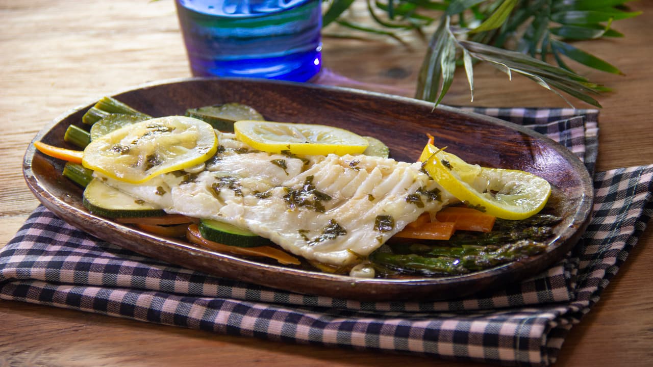 Pescado empapelado con verduras y lima