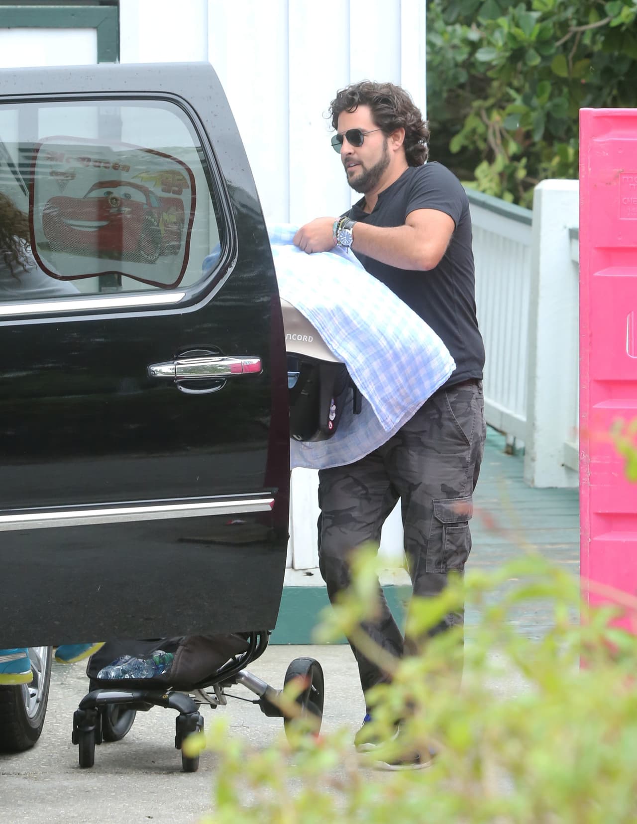 Gerardo se encargó de meter al pequeño Eros a la camioneta.