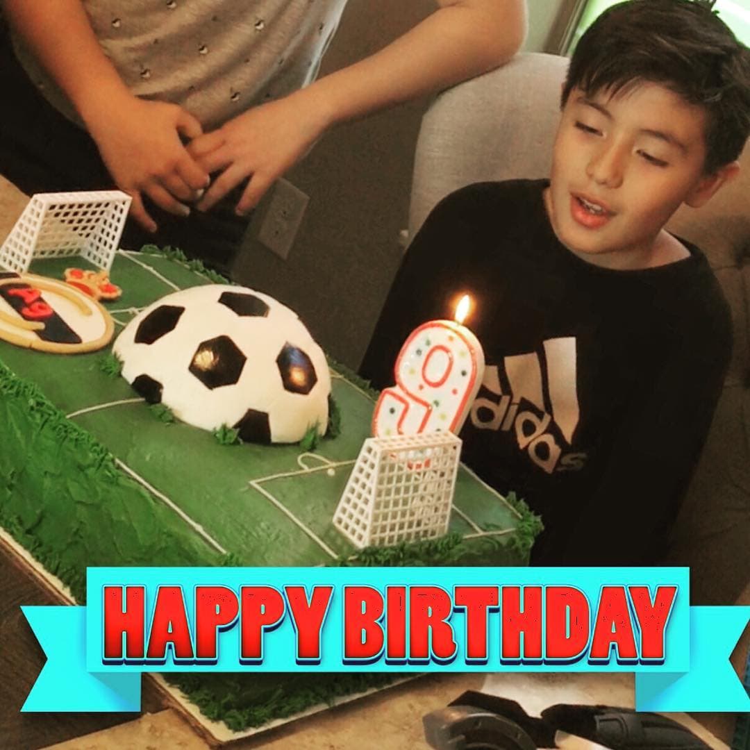 A pesar de que sus hijos ya son todos unos jovencitos, la cantante los sigue viendo como sus niños. En diversas publicaciones se refiere a ellos como sus "bebés".