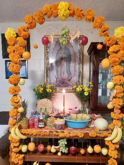 Alma Vásquez compartió su altar en el que incluyó unos panes en forma de caballo, pues según sus creencias en Oaxaca son los caballos donde los muertos se llevan sus cosas de regreso a su destino.