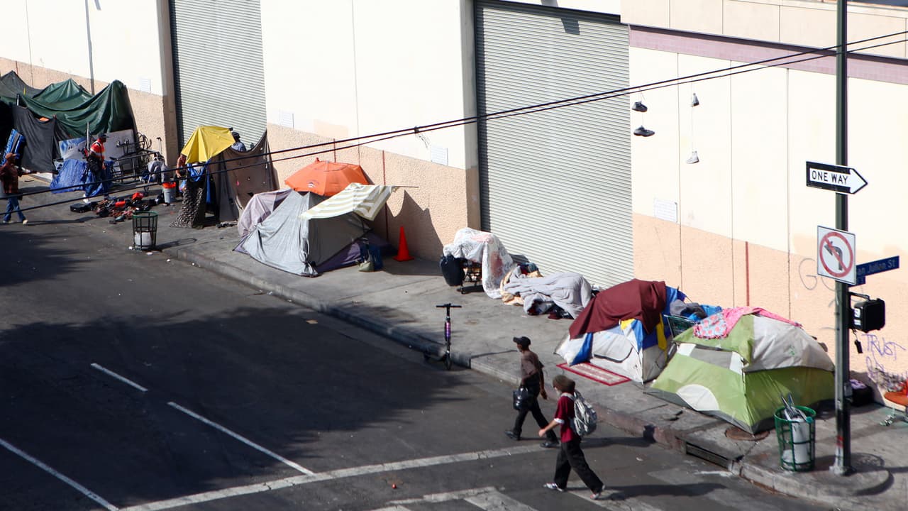 ¿En qué consiste la ordenanza en Los Ángeles que restringe la permanencia de indigentes en ciertos lugares?