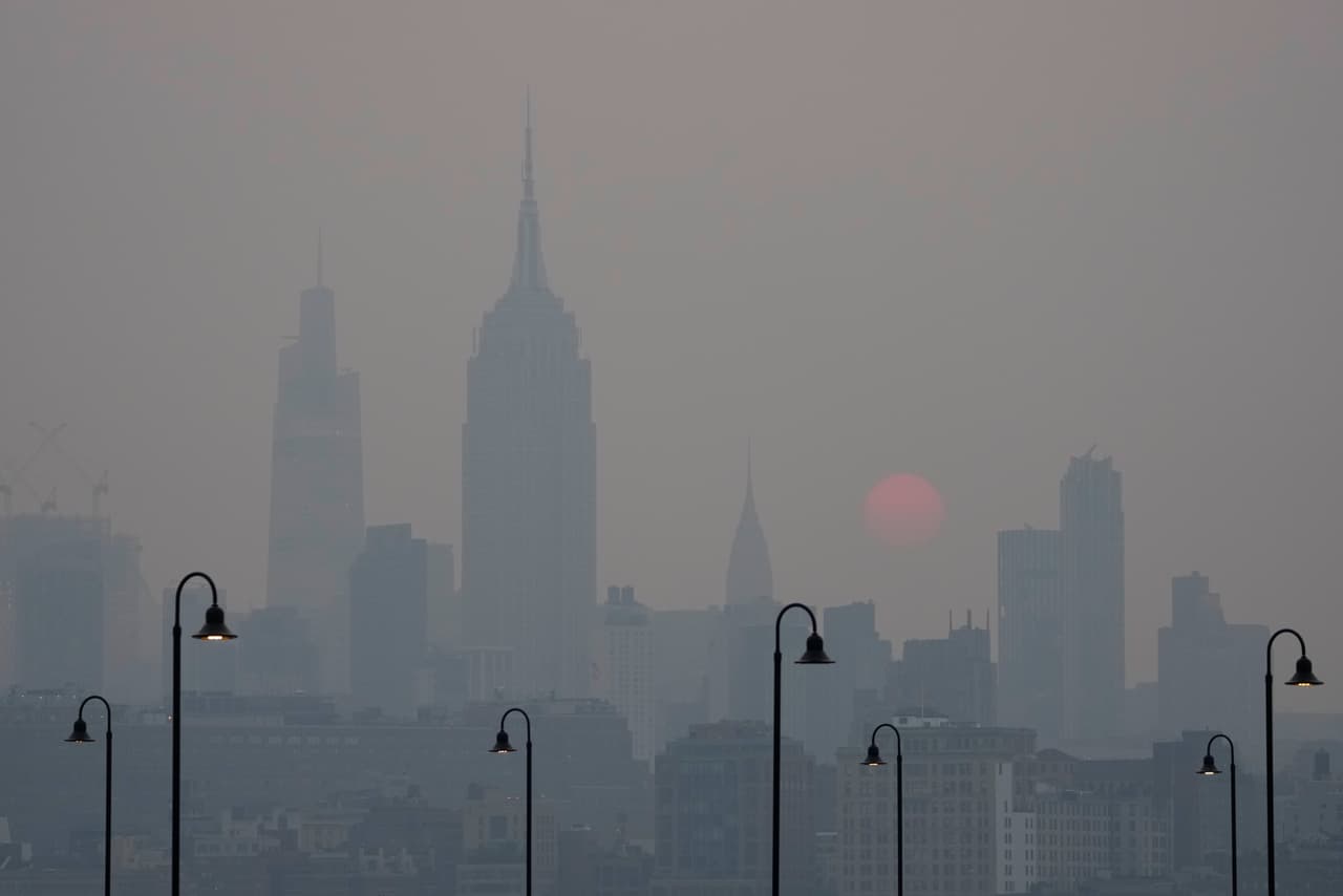El humo que cubre los rascacielos ofrece una imagen apocalíptica y distópica.