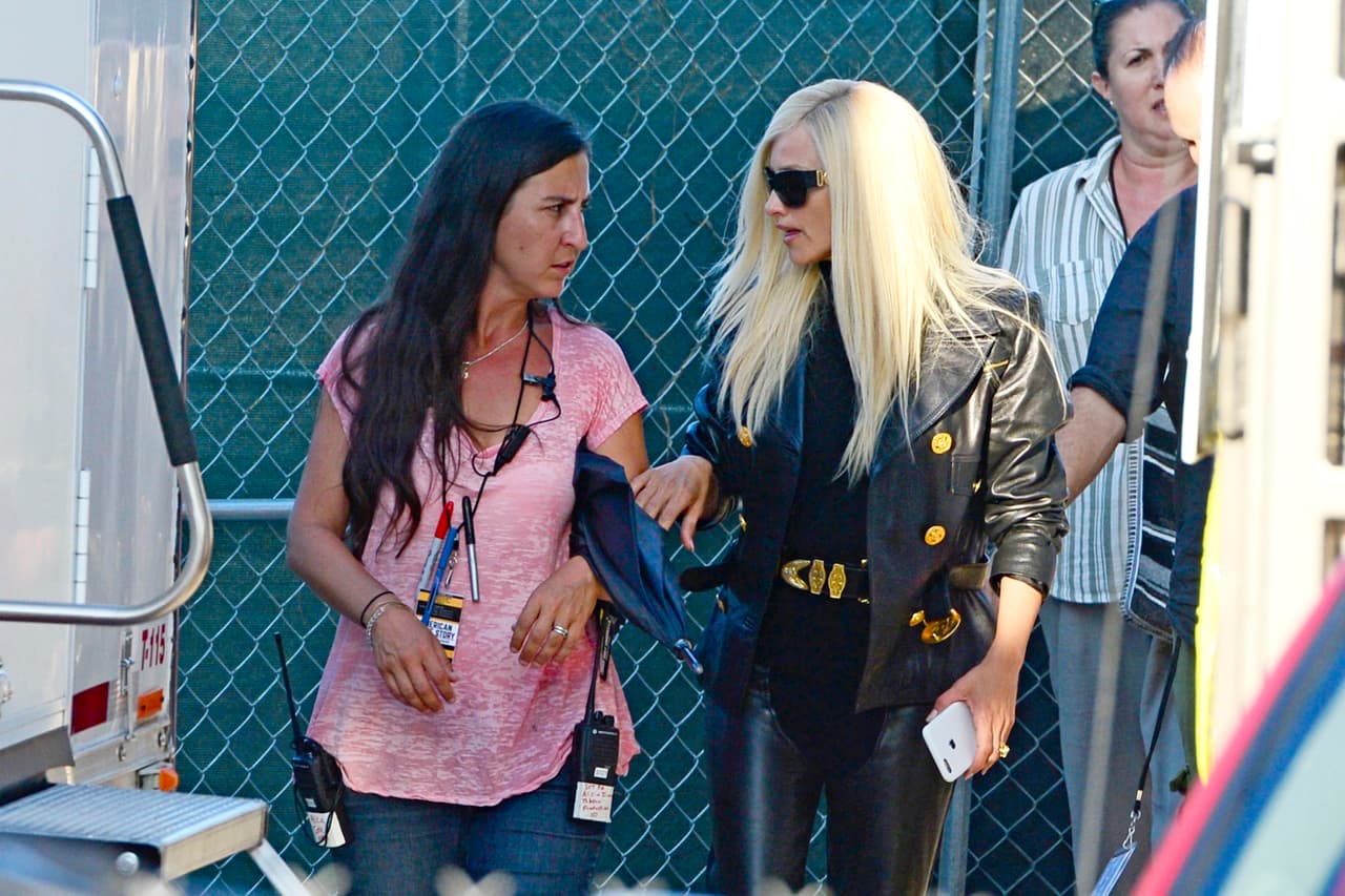 Recibiendo instrucciones del equipo de producción antes de ir al set.