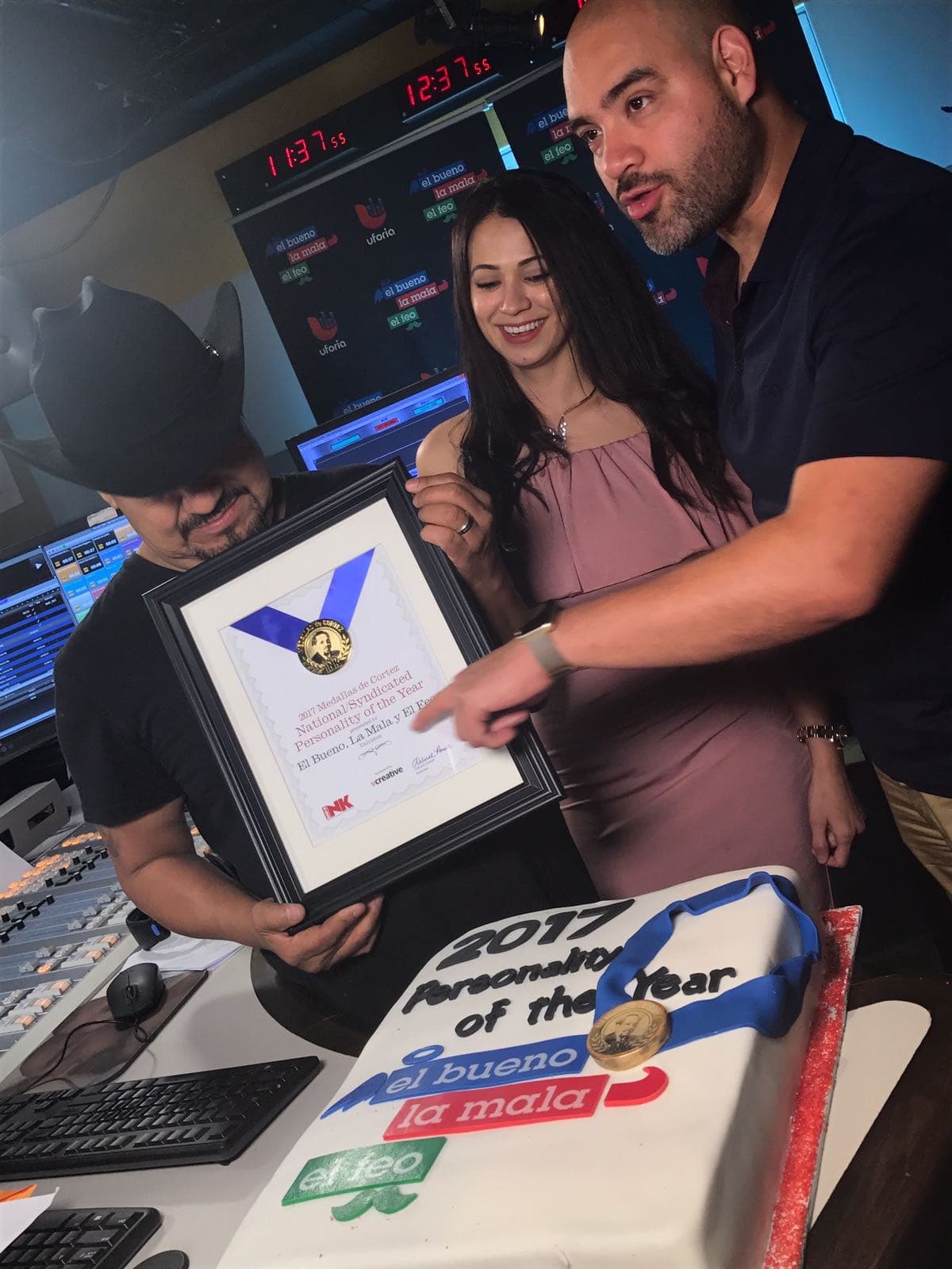 Los tres locutores compitieron por lograr la mejor foto con el reconocimiento en sus redes sociales.