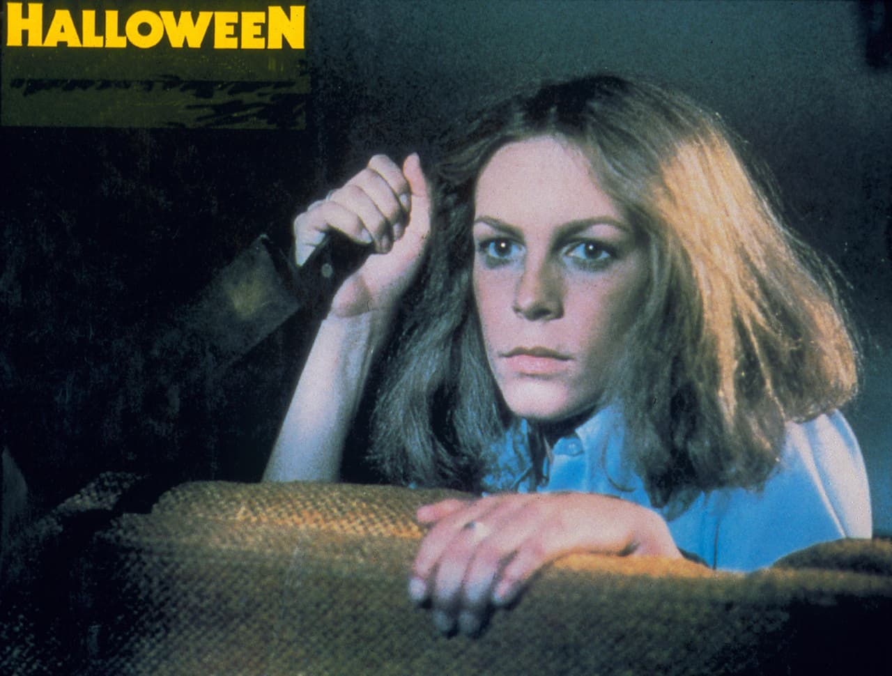 <b>Jamie Lee Curtis</b>
<br>La actriz es reconocida por su papel como Laurie Strode en la película de terror ‘Halloween’ de 1978 en donde enfrenta al asesino Michael Myers. Aunque apareció en la secuela de 1981 y luego en 'Halloween H20’ en 1998, su segundo regreso fue el más icónico.