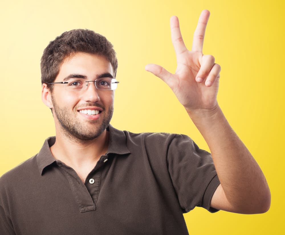 Lo primero que debes hacer es aplicar el número que corresponde a cada una de las letras de tu nombre según el alfabeto y la clave ya conocida del 1 al 9. Al final reduces el resultado a 
<b>un solo dígito</b> y ya tienes el número de tu nombre o tus nombres, según sea el caso como verás a continuación.