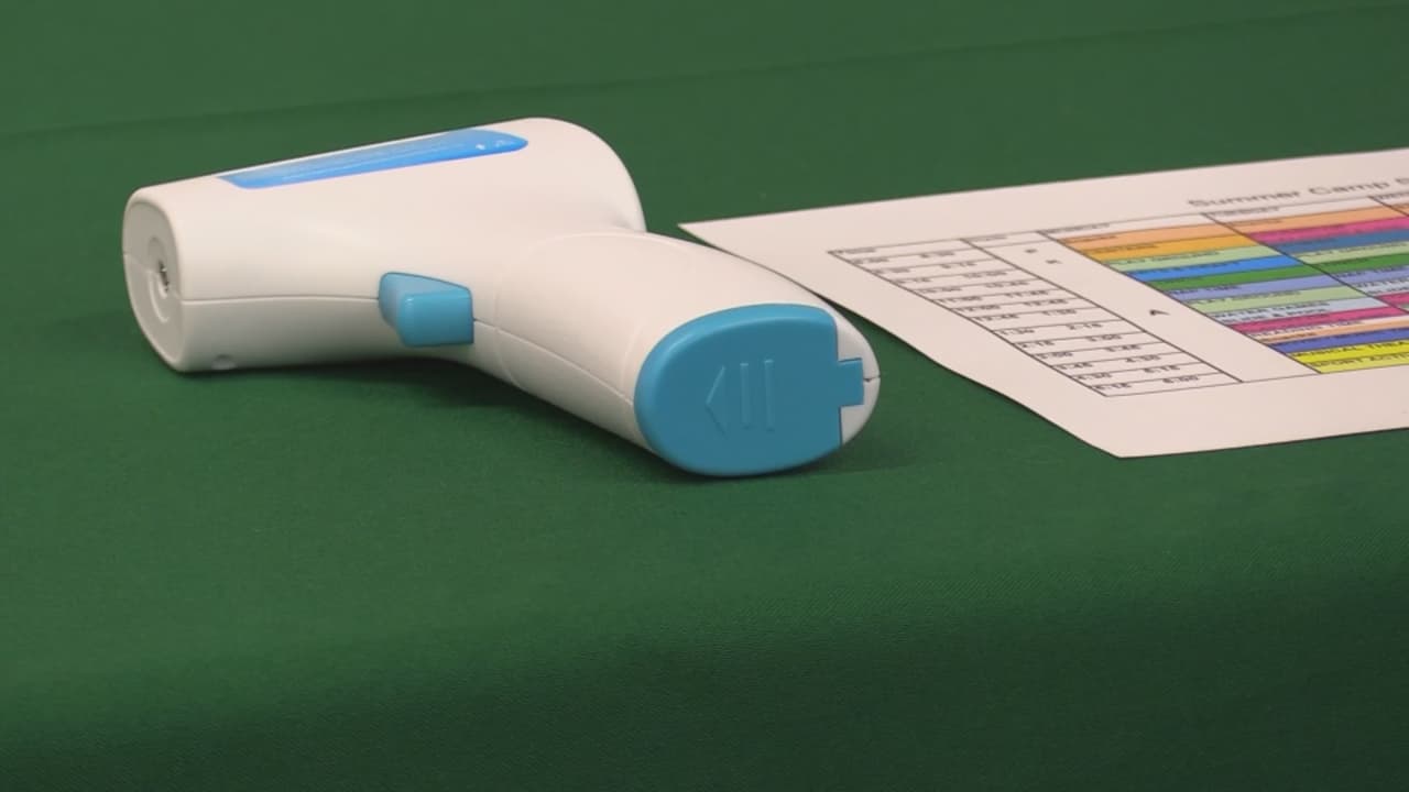 A cada niño al entrar se le tomará la temperatura y le desinfectarán los zapatos.