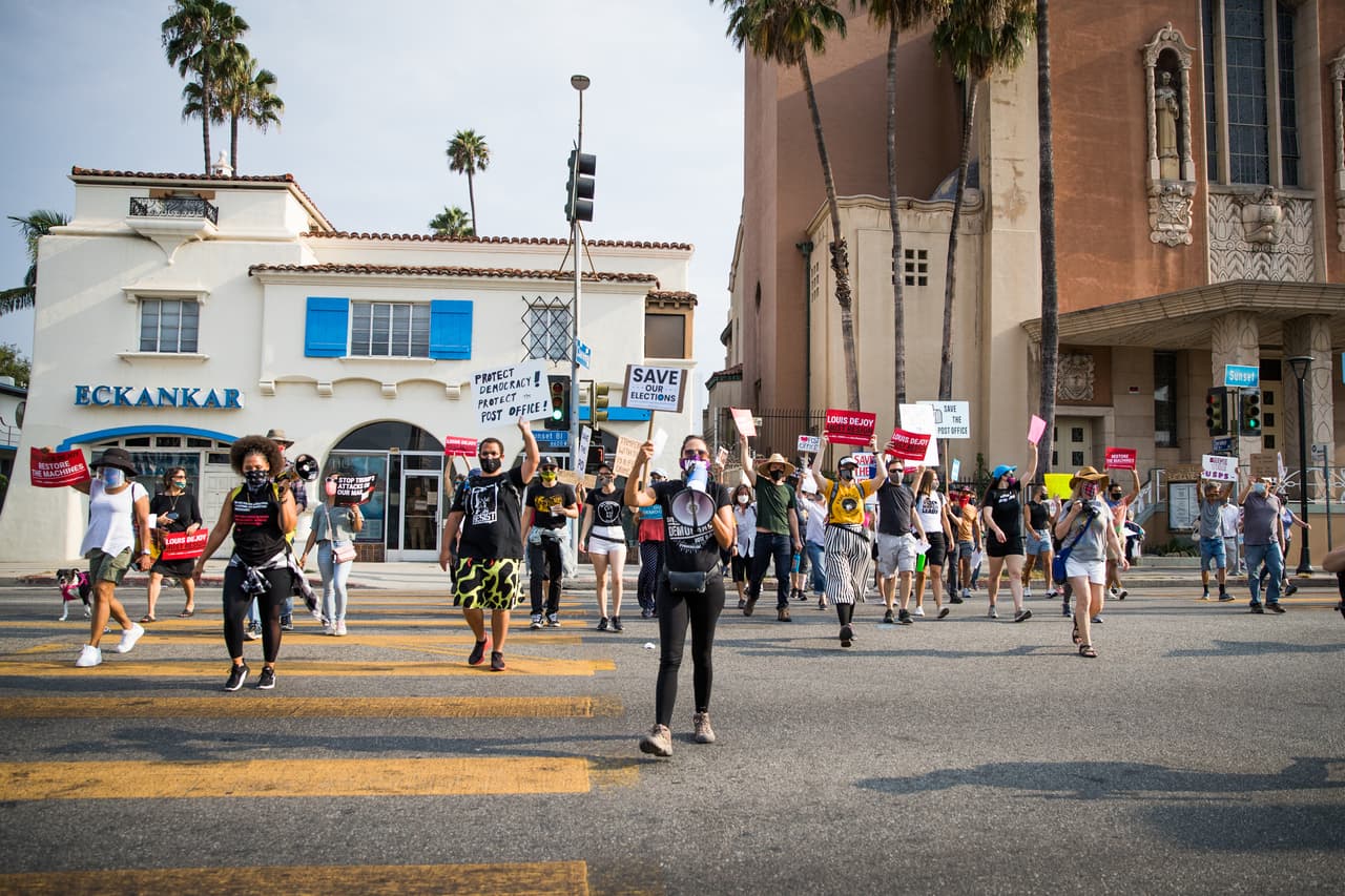 Un portavoz de USPS remitió el sábado a CNN a una hoja de datos que incluye información sobre el manejo del correo electoral por parte del servicio postal y sus cambios operativos. El portavoz dijo a CNN que DeJoy "espera comparecer" ante el Comité de Supervisión de la Cámara este lunes.
<br>