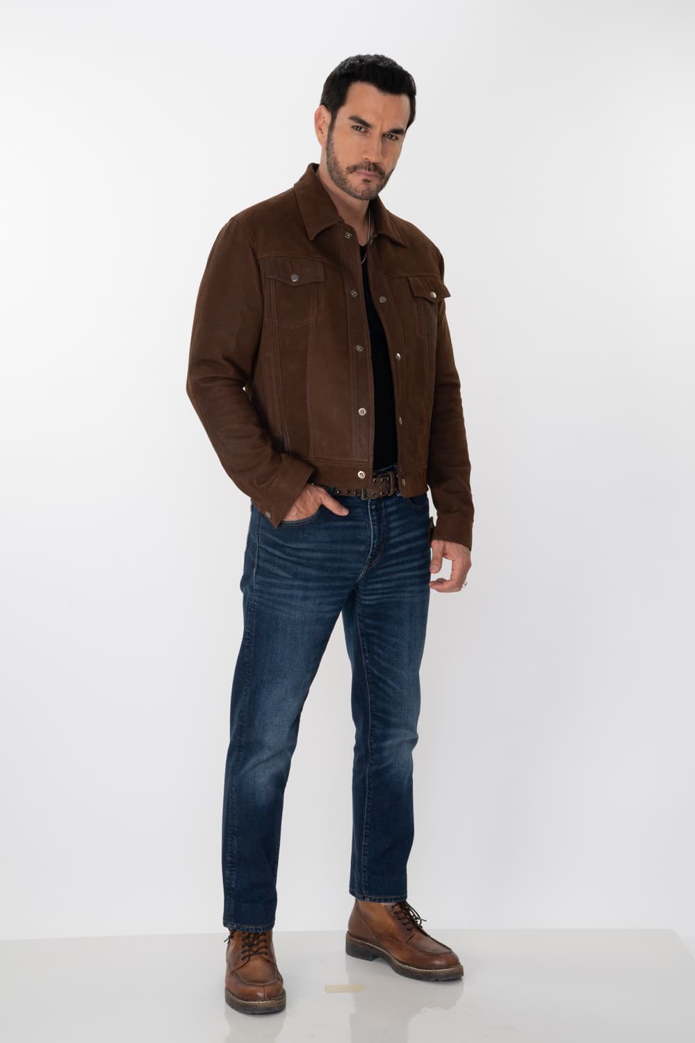 <h2 class="cms-H2-H2">David Zepeda</h2>
<br>El galán de telenovelas será uno de los presentadores de las categorías de los Latin AMAs 2023 y además formará parte de los conductores del programa especial 
<u><b><a href="https://www.univision.com/shows/latin-american-music-awards/latin-american-music-awards-2023-noche-de-estrellas-conductores-y-elenco-musical">Noche De Estrellas</a></b></u>.