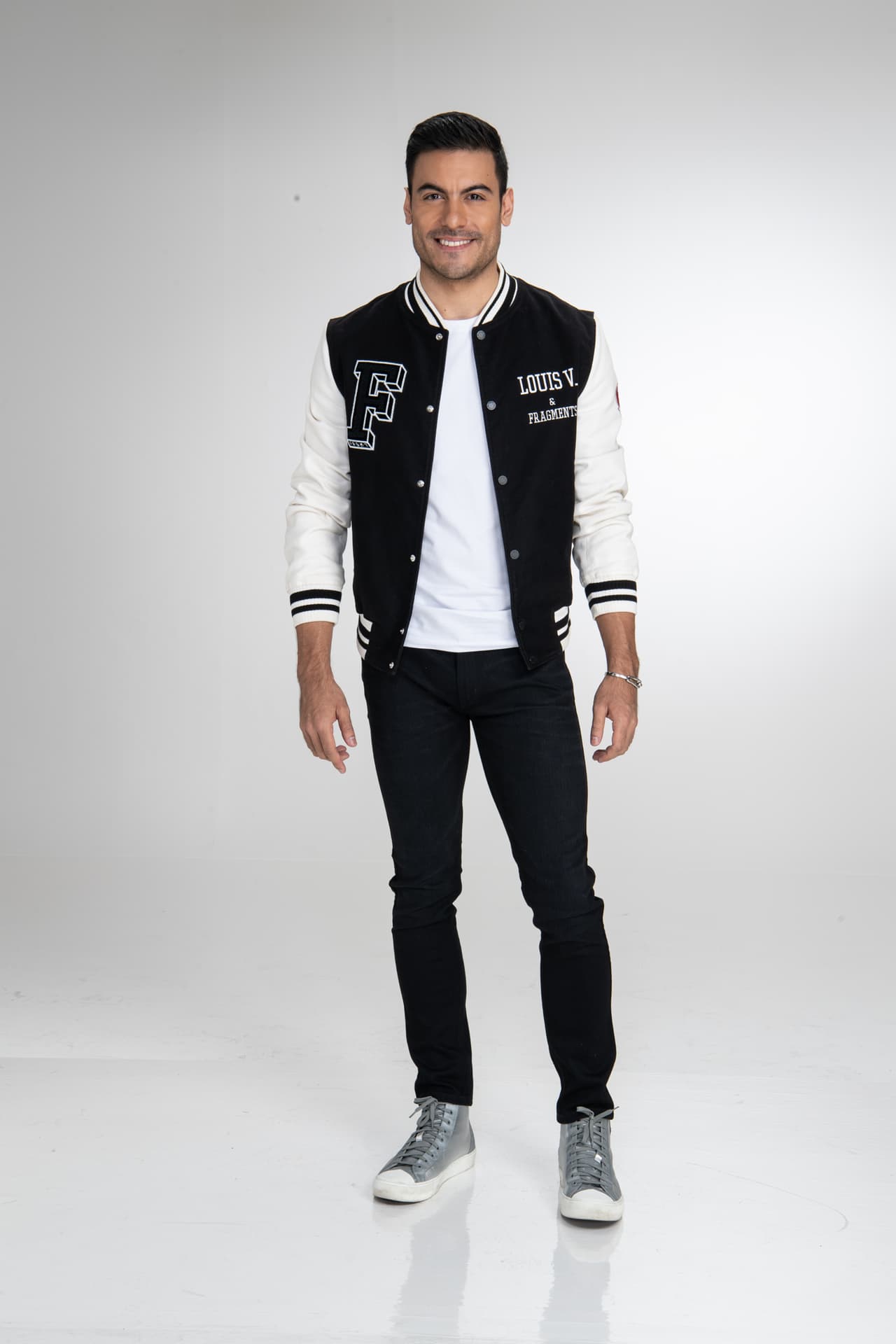 El cantante
<b>Carlos Rivera</b> se ha convertido en un integrante destacado de nuestro panel de 'investigadores' pues en varias ocasiones ha adivinado los nombres de las celebridades detrás de los disfraces.