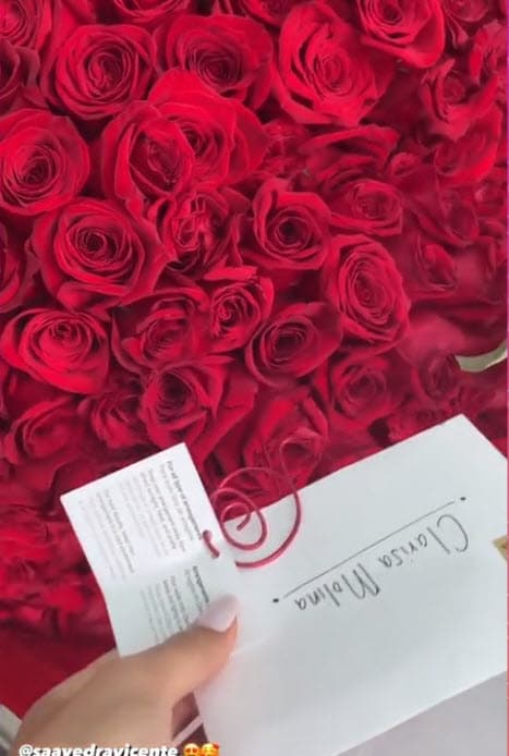 La presentadora fue sorprendida por su prometido con un hermoso ramo de rosas. La pareja se casará a principios de 2023.