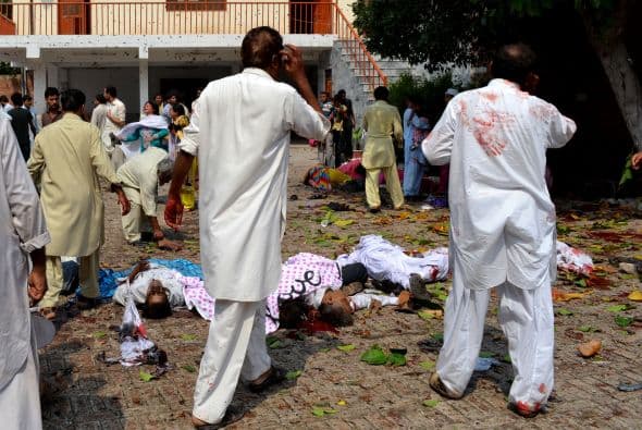 Pakistán amaneció conmocionado por la peor matanza cometida por los talibanes contra la comunidad cristiana, que costó la vida a más de ochenta personas y pone en jaque la estrategia de diálogo del Gobierno con los radicales. El último recuento ha elevado a 82 el número de fallecidos, que aún puede subir dado el estado crítico de varios de los más de 140 heridos ingresados en hospitales de la localidad noroccidental de Pesháwar, en una de cuyas iglesias se produjo la masacre. "No teníamos palabras ante el horror que teníamos delante", explicó hoy a Efe el director de la Liga Interconfesional de Pakistán (APIL), el cristiano Sayid Ishaq, quien visitó ayer junto a diversas autoridades regionales a las víctimas hospitalizadas. "No es solo un atentado contra nuestra minoría, sino también contra la humanidad de este país", dijo Ishaq, quien calificó la situación tras el ataque "como la peor sufrida hasta ahora por los cristianos paquistaníes".